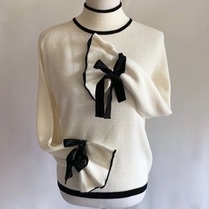 White ribbed sweater with black bows M